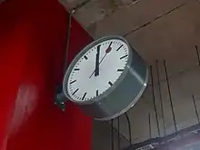 Uno de los relojes suizos instalados en la estación.