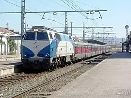 Estación de Miranda de Ebro: la locomotora 333.203 de Renfe Operadora con un Talgo III. 20-07-2010.