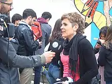 Grabación de un reportero entrevistando a una mujer.