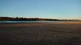 El lago Peñuelas, ubicado a pocos kilómetros de Valparaíso, Chile, se ha transformado en uno de los símbolos de la megasequía que afecta a ese país hoy en día.