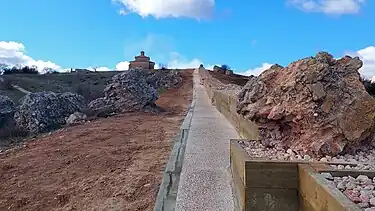 Al fondo la Iglesia del Mirón, en el lateral izquierdo ruinas de la muralla original, y a la derecha trazado original.