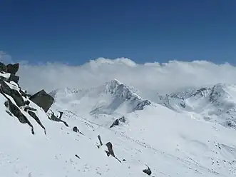 El pico Bucura como se ve durante la primavera desde el pico Retezat.