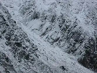 Senderistas subiendo por la cara norte del pico Retezat.