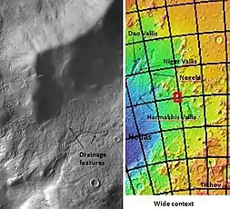 Elementos de drenaje en Reull Vallis, vistos por THEMIS (Mars Odyssey). Haga clic en la imagen para ver la relación de Reull Vallis con otras características.