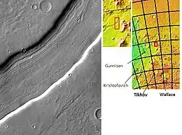 Reull Vallis con depósitos de suelo alineados, vistos por THEMIS. Haga clic en la imagen para ver la relación con otras características.