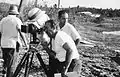 El director de Isla de Ensueño, Alejandro Kerk, revisa el encuadre en la cámara, que ha prepara Enrique Gutiérrez y Simón, Director de Fotografía.