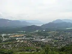 Vista desde la carretera al borde del acantilado sobre la llanura de Culoz y el lago Bourget.