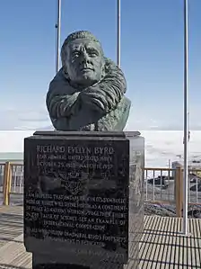 Vista del monumento a Richard E. Byrd en la base McMurdo (SMHA).