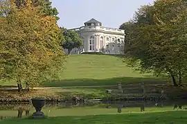 Vista del jardín desde el lado del río Oker