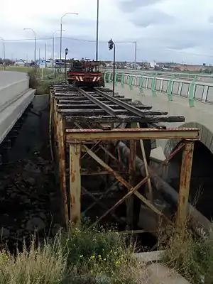 Monumento al ferrocarril en "KM 5" con la preservación del puente para tres y una Simplex de 20 cv intacta sobre sus vías