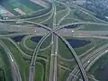 Un ejemplo de la posible complejidad de paso a desnivel, visto en el cruce en trébol de autopistas.