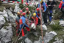 La espeleología, ejemplo de actividad altamente especializada desarrollada por amateurs. Imagen de un rescate subterráneo en Baviera (Alemania).