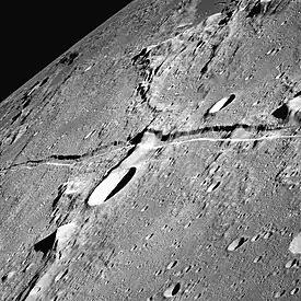 La rima Ariadaeus es una rima recta con bifurcaciones, que mide más de 300 km de largo.