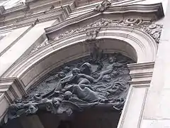 Tímpano de las puertas de bronce de la Iglesia de la Candelaria, en la ciudad de Río de Janeiro, colocadas en 1901