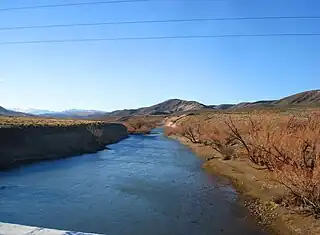 Vista derecha del río durante el cruce del mismo por la ruta provincial 24 en dirección a Las Coloradas.