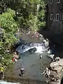 Peregrinos en las pozas alrededor del Santuario de Señor de Chalma.