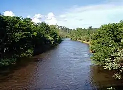 Río Pardo (San Paulo) que corta la ciudad.