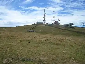 Vista del nacimiento del río San Lázaro, captado en origen en la caseta de la izquierda de la imagen, cerca de la cumbre de Cabeza de Manzaneda.