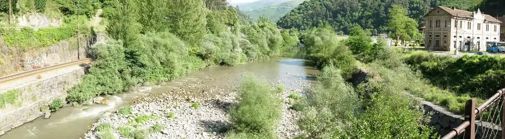 El río Aller (España) a su paso por Bustiello. A la derecha el edificio del Círculo Obrero Católico, proyectado y construido por José Revilla Haya, de gran valor ético y social, fue inaugurado en 1895. El ingeniero se inspiró en los Círculos Obreros franceses para construir un espacio de ocio destinado a los mineros que incluía un salón de actos, las aulas de la escuela para adultos, biblioteca y sala de lectura.