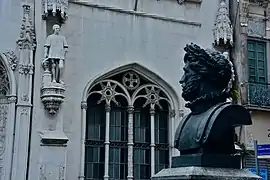 Estatua y busto de Luís de Camões en la entrada