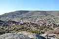 Vista panorámica de Riofrío con la Sierra de Yemas al fondo.