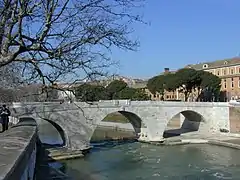 El puente y el Tíber.