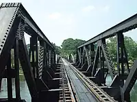 Vista de los raíles sobre el puente en la parte reconstruida.