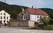 La escultura:  kašna se sochou svatého Floriána