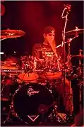 Rob Bourdon Baterista y percusión Desde 1996