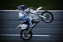 Robbie Knievel haciendo un caballito