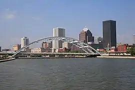 Junto a otros edificios vista desde el río Genesee