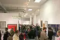 Fiesta en la inauguración de una exposición de arte.