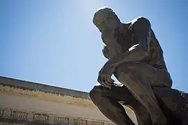 Estatua de El pensador de Auguste Rodin en la entrada del museo