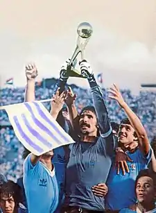 Rodolfo Rodríguez levantando la Copa de Oro de Campeones Mundiales