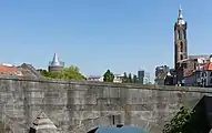 El puente (de Maria Theresiabrug) y la Catedral (Sint-Christoffelkathedraal)