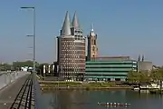 La torre (de Natalinitoren) y la Catedral desde el puente sobre el Mosa