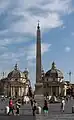 Obelisco Flaminio en la Piazza del Popolo. Al fondo, las iglesias de Santa María in Montesanto y Santa María de los Milagros.