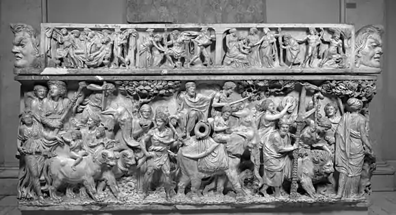 Sarcófago de mármol sobre el tema del triunfo de Dioniso en la India. Arriba escenas de su nacimiento, con rostros en las esquinas, ceño fruncido y una sonrisa. Los detalles se refieren al misterioso culto de Dioniso Savazio. Gran atención al detalle. Museo Walters, Baltimore, Estados Unidos.