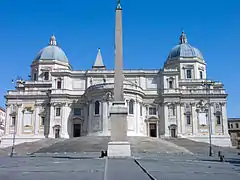 El obelisco esquilino (1587) y detrás, el ábside de Santa María la Mayor