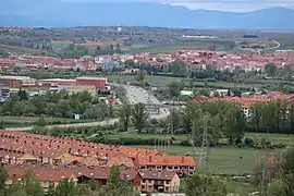 La LE-20 a la altura del cruce de Villaobispo de las Regueras vista desde el parque de La Candamia