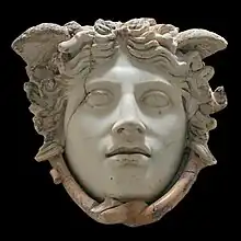 La Medusa Rondanini de mármol, copia romana del original de Fidias que decoraba el escudo de su Atenea Pártenos.