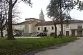 El ayuntamiento en la plaza De Montal, con la iglesia de San Lupo al fondo