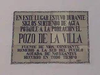 Azulejo que indica el Pozo de la Villa
