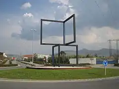 Glorieta con la escultura Cuatro cuadros.