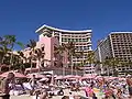 Royal Hawaiian visto desde la playa de Waikiki