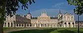 Vista de la plaza de armas y la fachada principal del palacio de 2017.