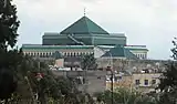 Vista desde lejos de una gran estructura en el Palacio Real hoy