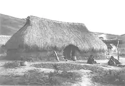 Retrato de una ruca característica del pueblo mapuche habitante de la Región de la Araucanía, 1930.