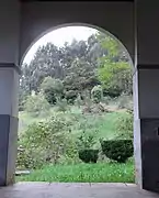 Ruinas de "La Casona" solariega de familia San Miguel desde el porche del templo de Aces