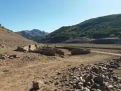 Parte de las ruinas de Campo con el puente Ingeniero Carlos Fernández Casado al fondo